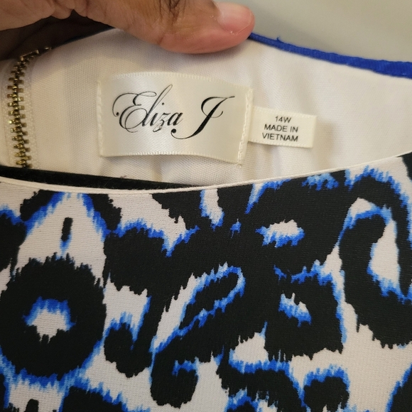 Eliza J Plus Size Blue And White Floral Pattern Stretchy Dress. Size 14W - Picture 7 of 7